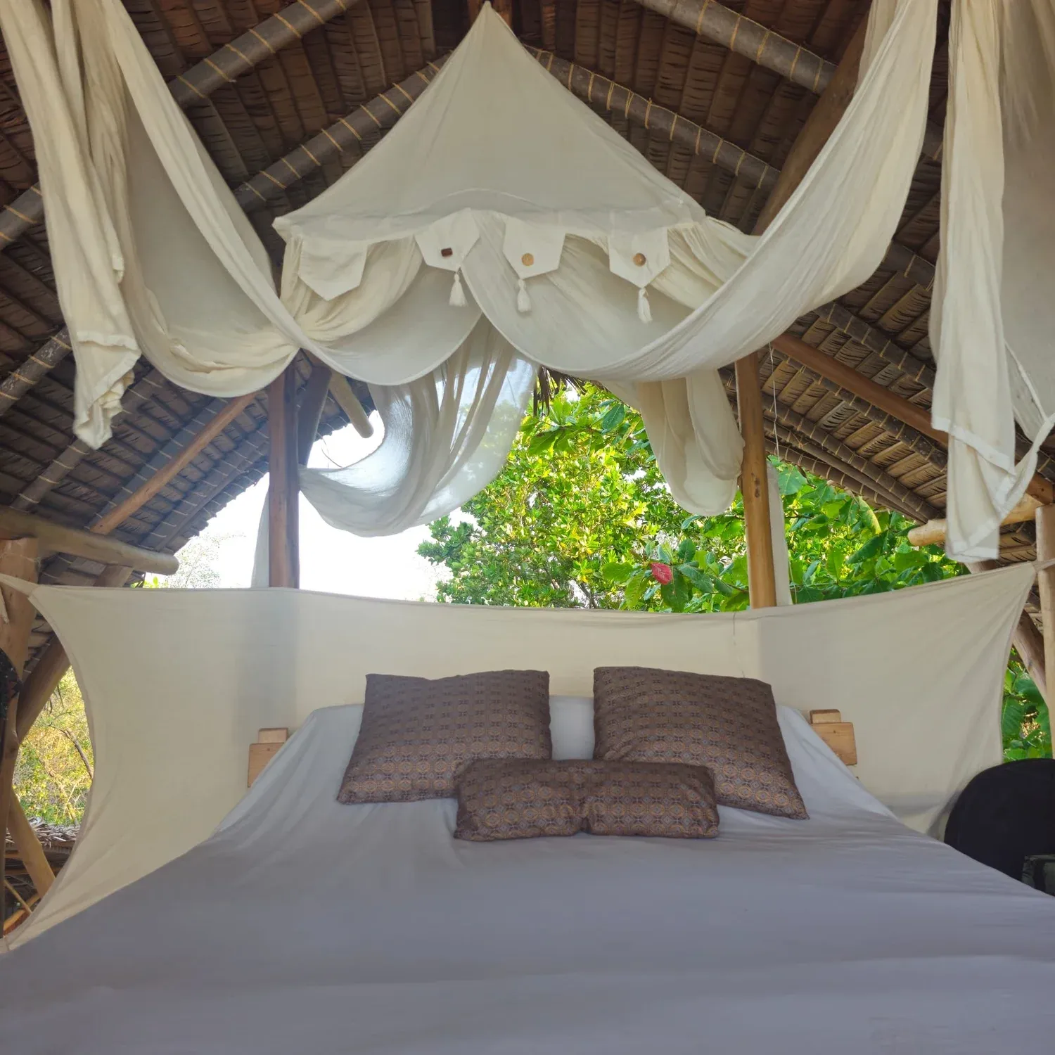 Himmelbett mit weißem Moskitonetz im Spirit Beach Bed