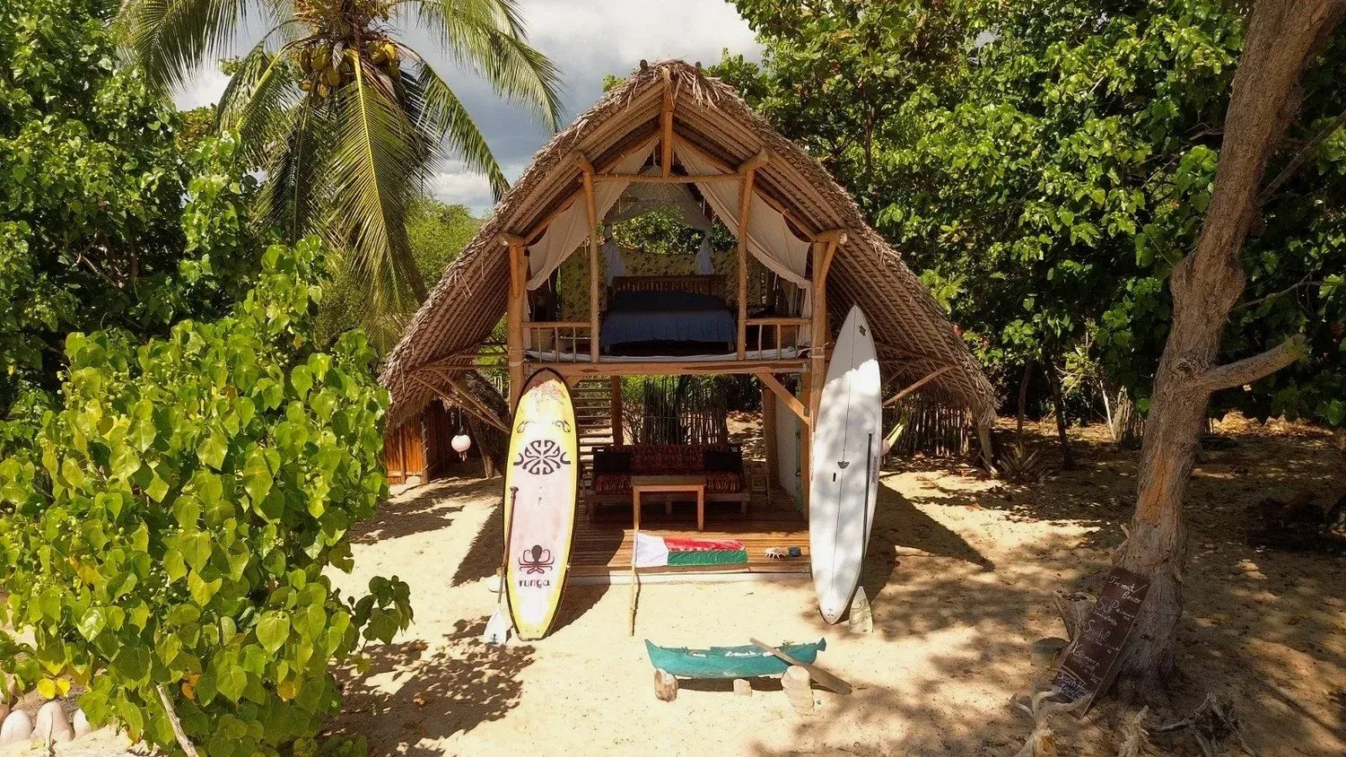 Spirit Beach Bed mit Stand-up-Paddle-Boards am Strand
