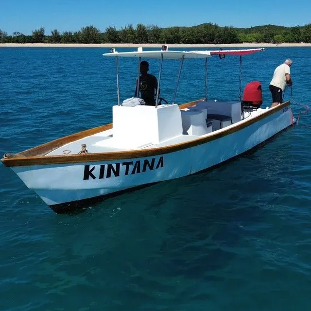 Das Transferboot Kintana von Spirit Tours auf dem Meer