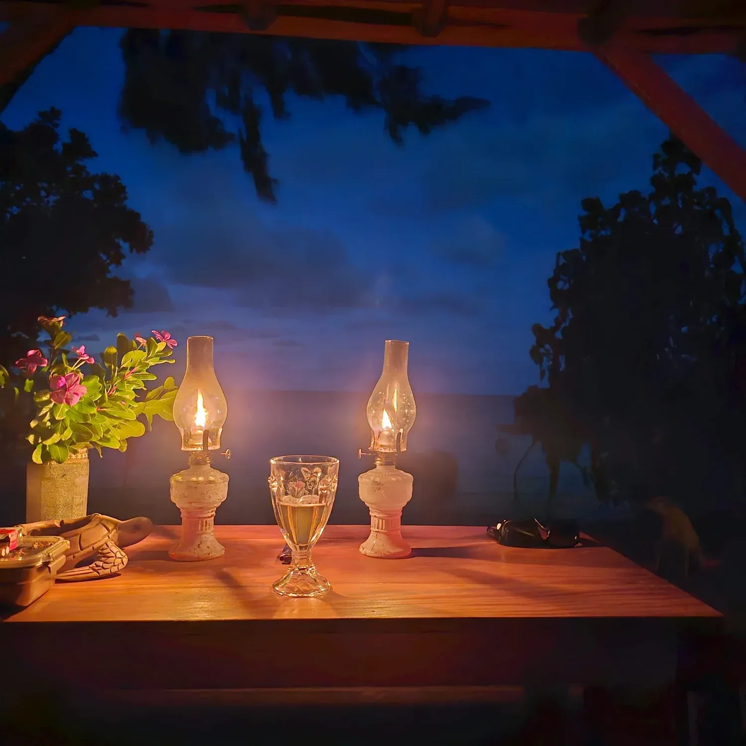Abendessen bei Kerzenlicht am Strand von Ampohana