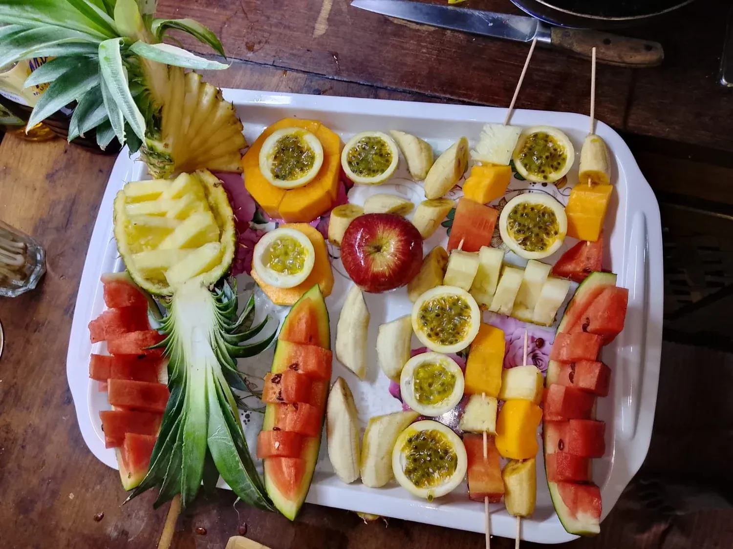 Frische tropische Früchte aus Madagaskar auf einer Platte