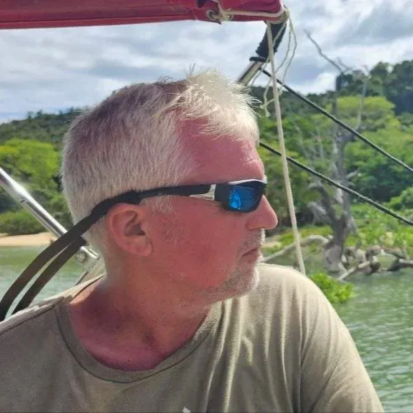Gunnar in der grünen Landschaft von Madagaskar