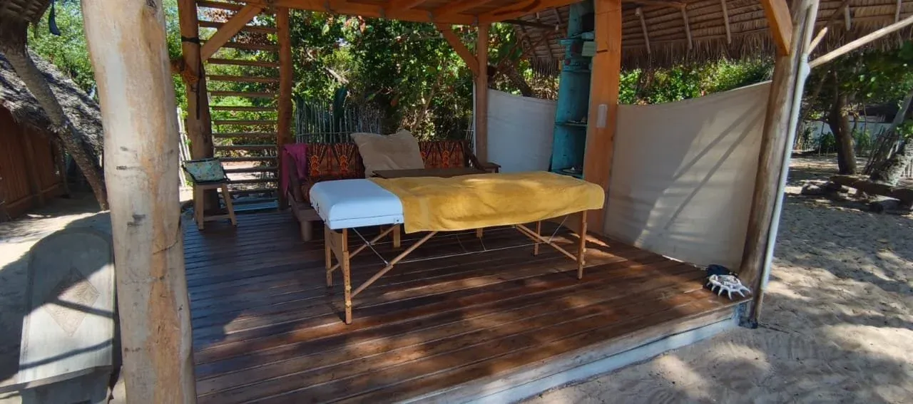 Massageliege im offenen Pavillon am Strand