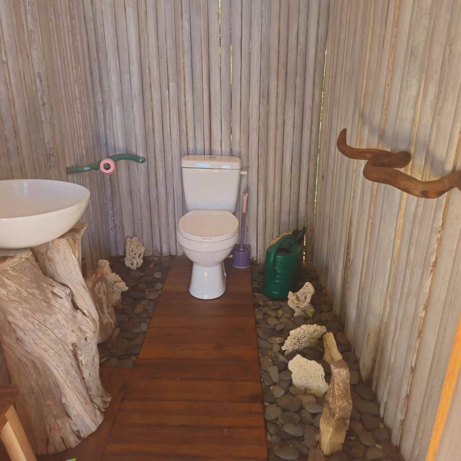 Outdoor-Bad aus Naturmaterialien im Beach-Camp