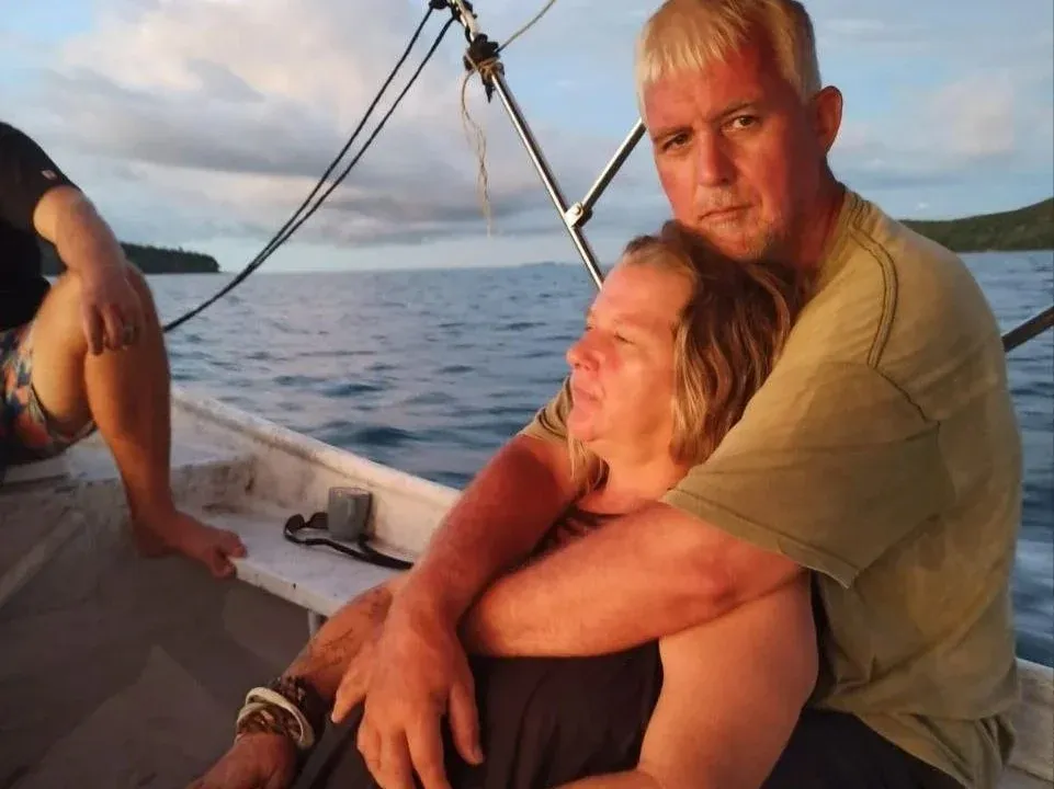 Stefanie und Gunnar, die Gastgeber von Spirit Tours, auf dem Boot vor Madagaskar