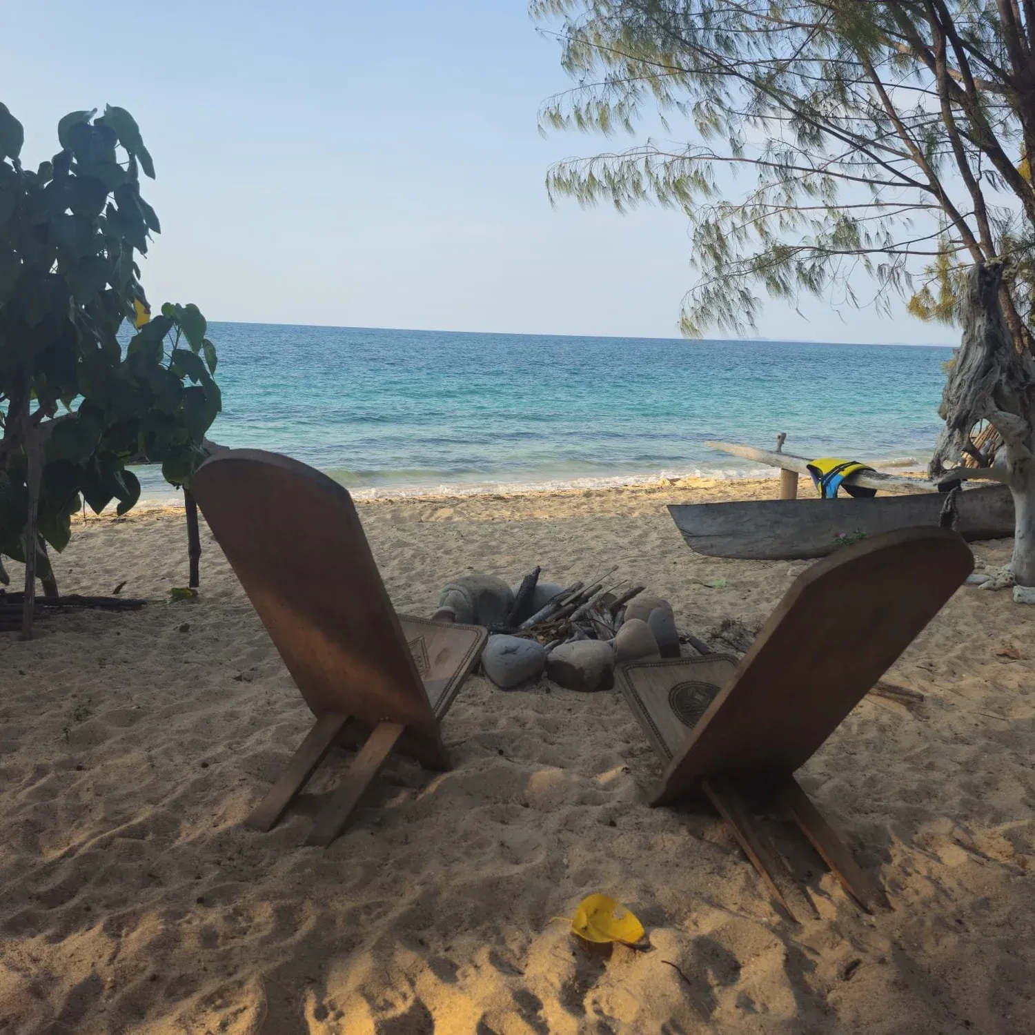 Zwei Strandliegen am Strand von Ampohana in der Abendsonne